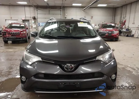 2017 Toyota Rav4 Xle z USA, uszkodzony, nr VIN JTMRFREV7HJ136596